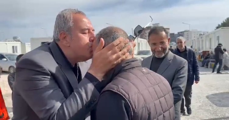 Depremzede Ordu Valisi Tuncay Sonel'i alnından öptü